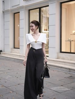 Áo cổ V đính tag cài