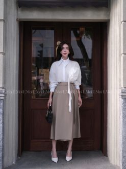 Áo sơ mi form suông cổ lệch gắn hoa mix chân váy công sở có xếp li